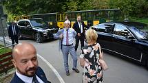 Prezident Petr Pavel s manželkou Evou navštívili v úterý odpoledne Blanensko. Nejprve zamířili na besedu se starosty do Domu přírody Moravského krasu.
