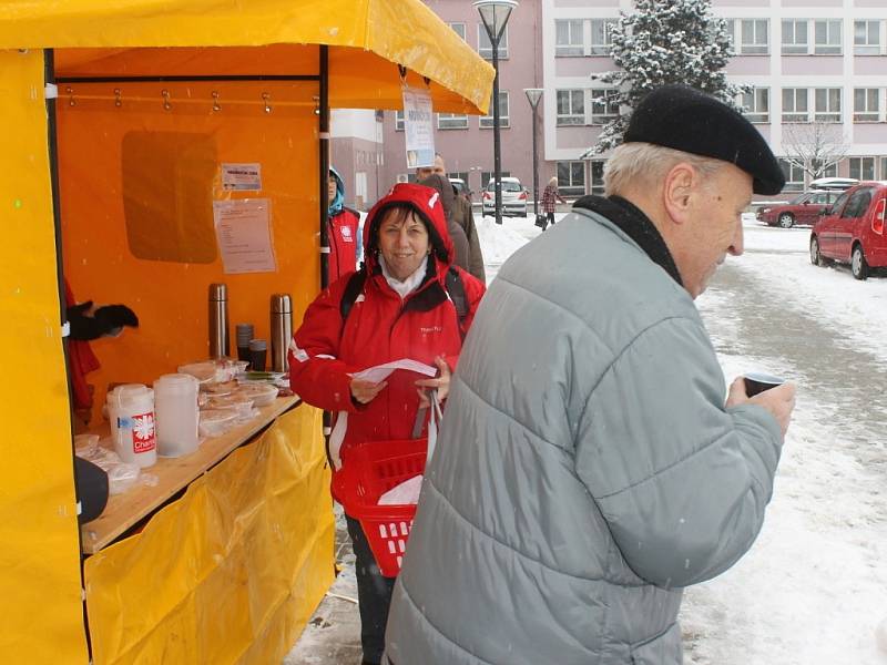 Pracovníci charity ve středu podávali teplé těstoviny lidem bez domova. Při akci Hromniční zima. V Blansku a Boskovicích. Akce se konala již podruhé. Pro porci si ovšem mohl přijít každý a jakoukoliv částkou přispět na pomoc právě lidem v nouzi.