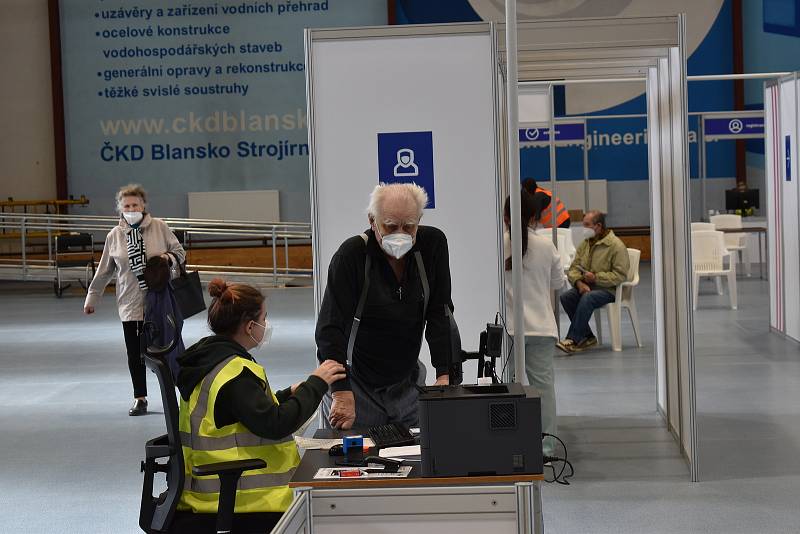 Velkokapacitní očkovací centrum v Blansku. Zázemí má ve sportovní hale v ulici Údolní.