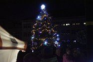 Vánoce, Vánoce přicházejí! V centru Blanska rozsvítili v pátek na náměstí Republiky parádní jedli. Městu ji darovala rodina ze sousedních Olomučan.