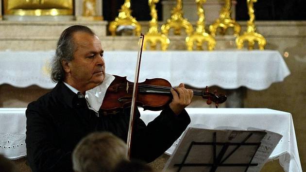 Přední český houslista Václav Hudeček.