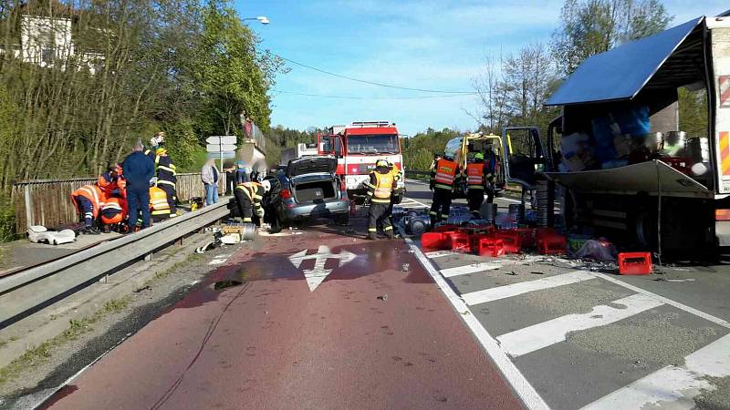 Dopravní nehoda u Letovic. Osobní auto se srazilo s nákladním.