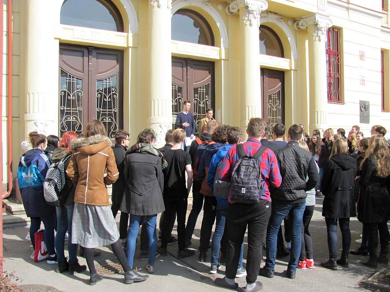 Před boskovickým gymnáziem manifestovala zhruba padesátka studentů.
