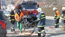 Na Bartošově ulici v Blansku se srazila dvě auta značky Peugeot.