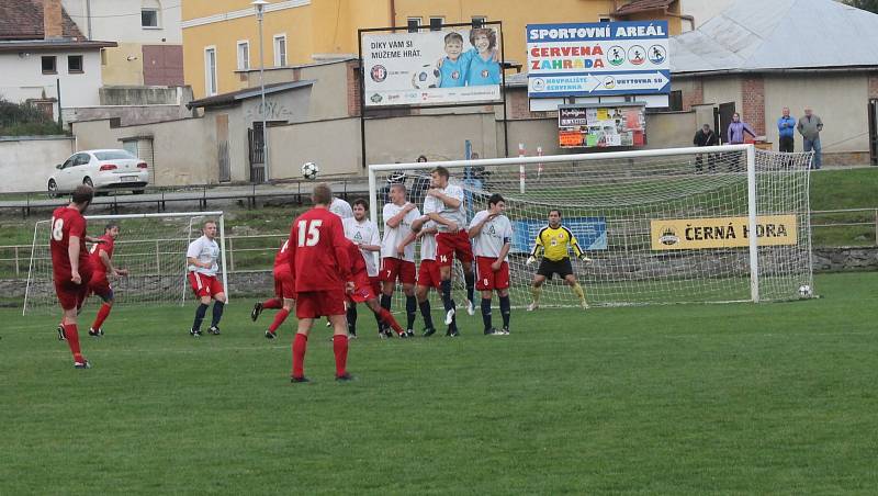 Fotbalisté Boskovic (v bílém) remizovali doma s favorizovanou Moravskou Slavií Brno 4:4. Domácí přitom ještě dvě minuty před koncem vedli 4:2. O výhru přišli až v nastavení.