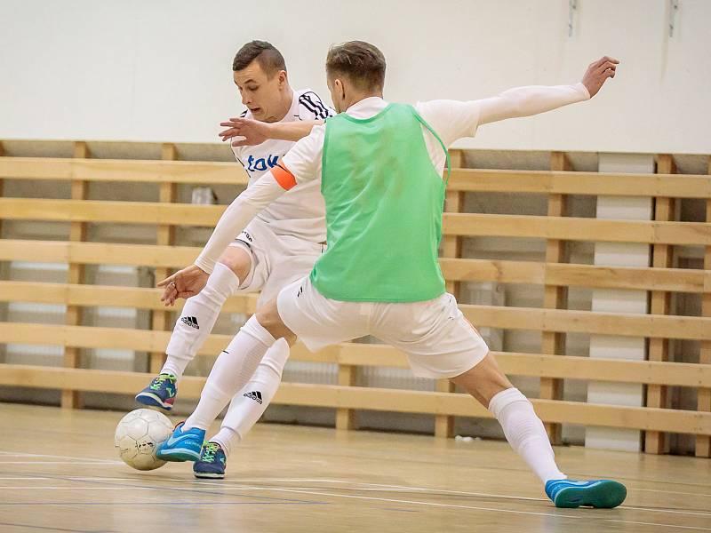 Utkání jihomoravské futsalové fivize Toka Brno - PRO-STATIC Blansko (v zelených dresech) skončilo nerozhodně 6:6.