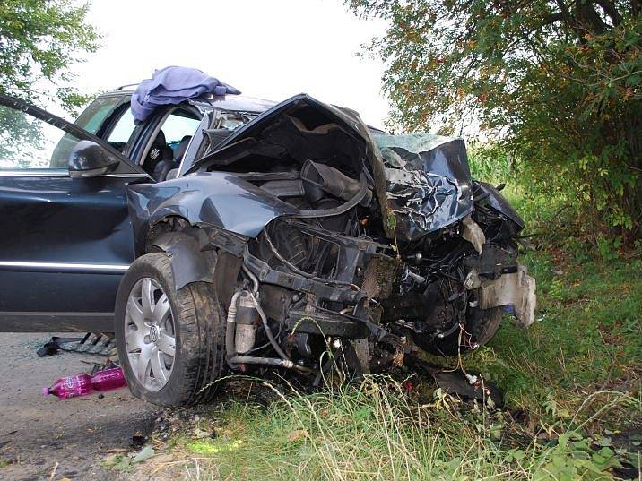 Nehoda u Olešnice na Blanensku si vyžádala dva mrtvé. Volkswagen narazil do stromu.