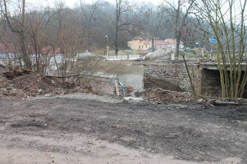 Ve Skalici nad Svitavou práce na rekostrukci průjezdu obcí pokračují, dokončeny mají být do konce března 2016.