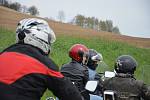 Motorkáři zahájili v sobotu u kostela v Drnovicích motosezonu.