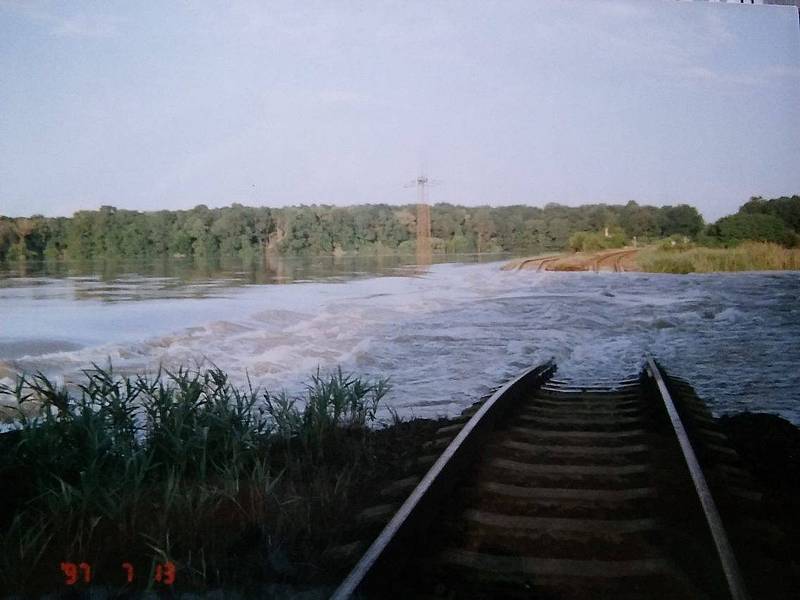 Voda v roce 1997 totálně zničila trať mezi Veselím nad Moravou a Bzencem.