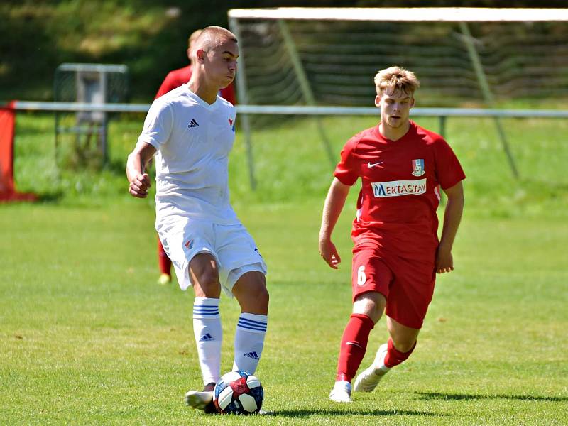 Utkání 2. kola Moravskoslezské fotbalové ligy Baník Ostrava B (bílé dresy) - FK Blansko skončilo nerozhodně 1:1.