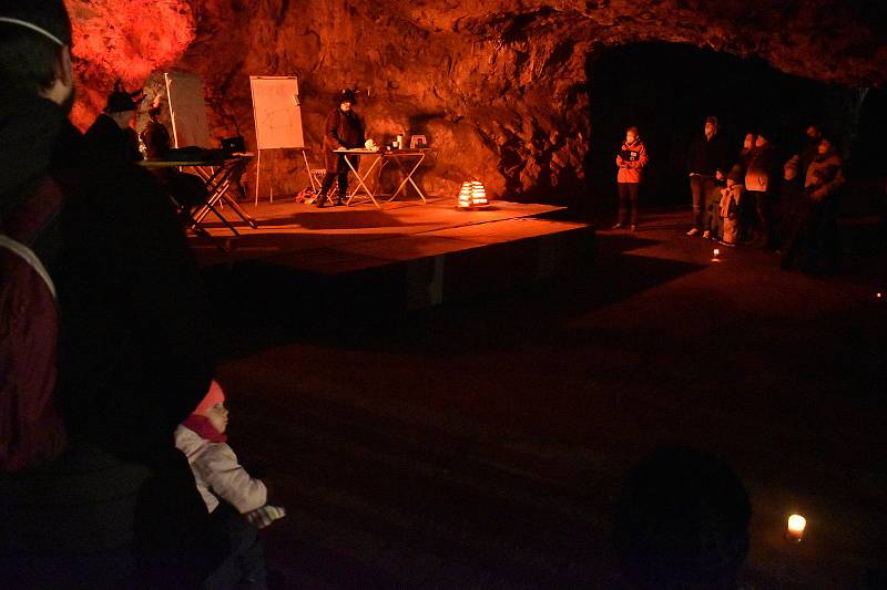 Jeskyni Výpustek nedaleko Křtin na Blanensku ovládly o víkendu tradiční mikulášské prohlídky s čerty.