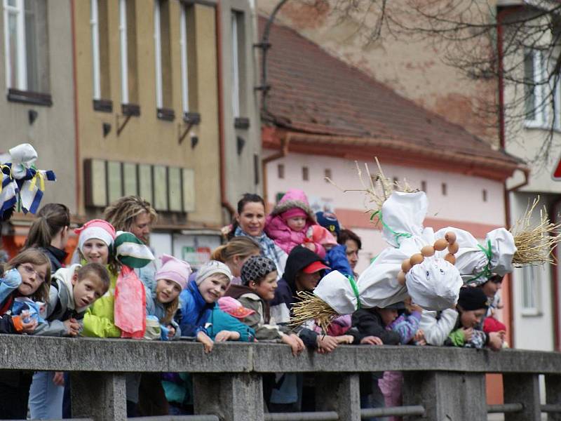 Děti v Blansku shodily vládkyni zimy do řeky.