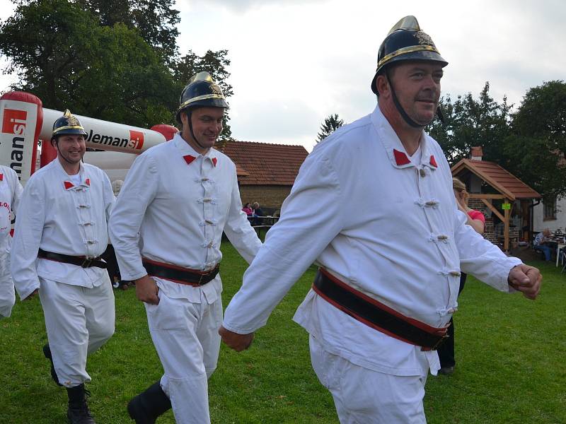 V Senetářově v sobotu pekli koláče a vařili guláše. Konal se tam Den venkovských pícek.