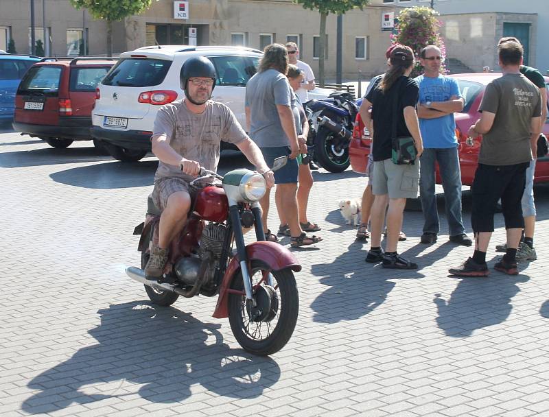 Náměstí Republiky v Blansku zaplnily v neděli dopoledne desítky plátěných vozítek značky Velorex. Přijely na tradiční sraz, který pořádal Fan klub Velorex. Konal se už počtyřiadvacáté.