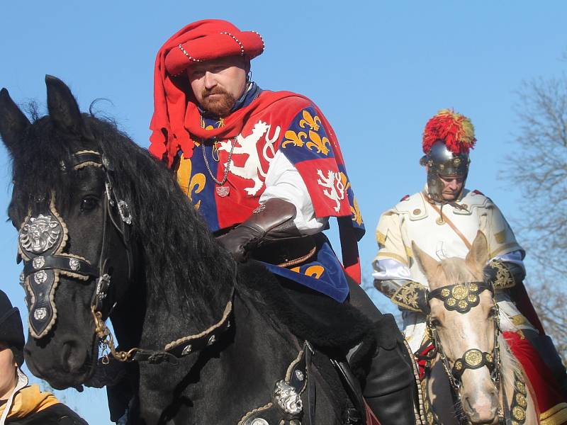 Vítání svatého Martina přilákalo v neděli do ulic Blanska stovky lidí. Mávali historickému průvodu s rytíři, bubeníky a šlechtici v kočárech. Průvod mířil do zámeckého parku, kde byl na programu řemeslný jarmark.