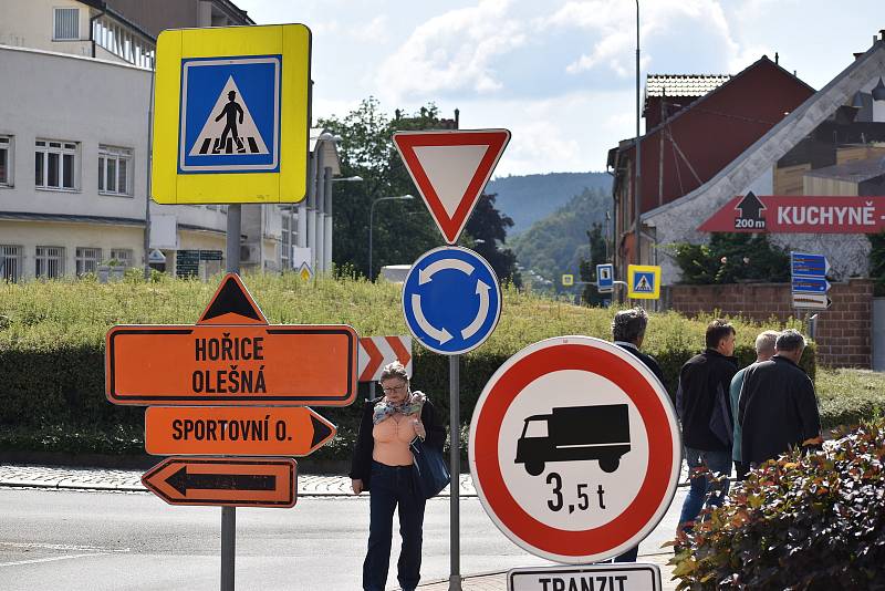 Brzda, spojka, plyn. A tak pořád dokola. Čekání v kolonách, nervy na pochodu. Jedním slovem dopravní peklo. Tak popisují řidiči, které Deník oslovil, současnou dopravní situaci v Blansku. V okresním městě je totiž několik uzavírek na hlavních tazích.