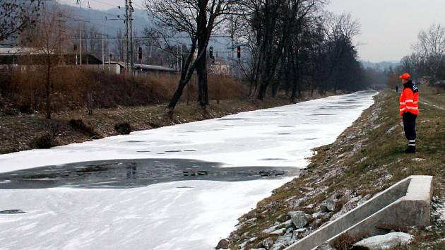 Pod chlapcem se na řece Svitavě v Blansku za tamním supermarketem Lidl propadl led. Skončil v nemocnici.