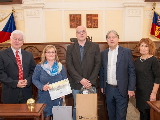 Boskovice v tradiční soutěži Zlatý erb bodují pravidelně. Letos mezi městy vyhrály krajské kolo a míří do celostátního finále. Mezi obcemi obsadil druhé místo Holštejn. (zástupci obce na snímku)