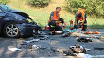 Nehoda se stala asi půl kilometru před kruhovým objezdem v Černé Hoře ze směru od Brna. Řidič osobního auta Mazda Premacy, který jel od Brna, čelně narazil do linkového autobusu.