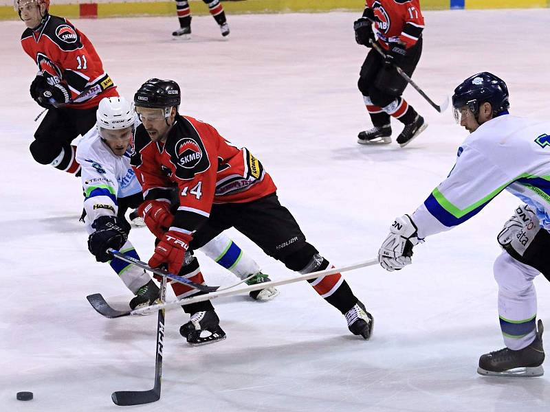 V prvním kole nového ročníku krajské hokejové ligy se hrálo okresní derby Dynamiters Blansko (v bílém) - Minerva Boskovice. Hosté zvítězili 4:2.