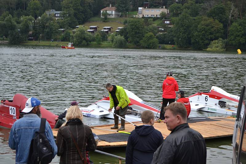 Adrenalin pro závodníky a podívaná pro diváky. V Jedovnicích závodily motorové čluny.