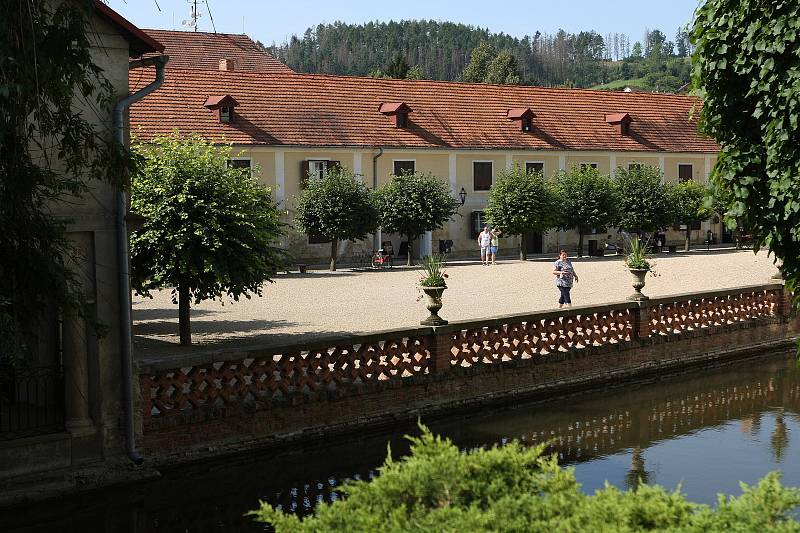 Dělníci se pustí do rozsáhlé obnovy zámecké zahrady v Lysicích včetně zahradnictví se skleníky a oranžérií. Zahrada bude nepřístupná dva a půl roku. Úpravy přibližně za 160 milionů korun ji vrátí původní podobu z konce 19. století.