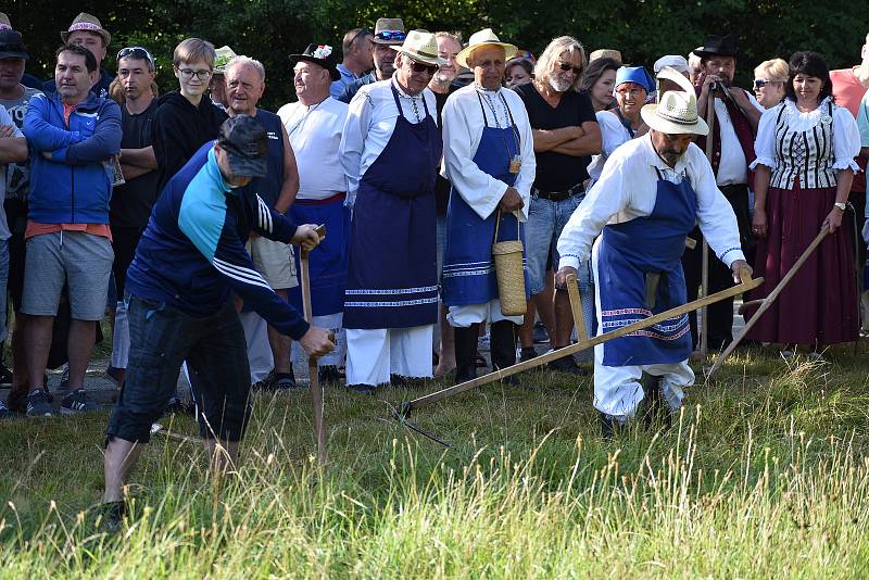 Kloboučské bratrstvo pořádalo už po dvanácté sečení otav. Soutěžilo jedenáct mužů, pět žen a dva junioři.