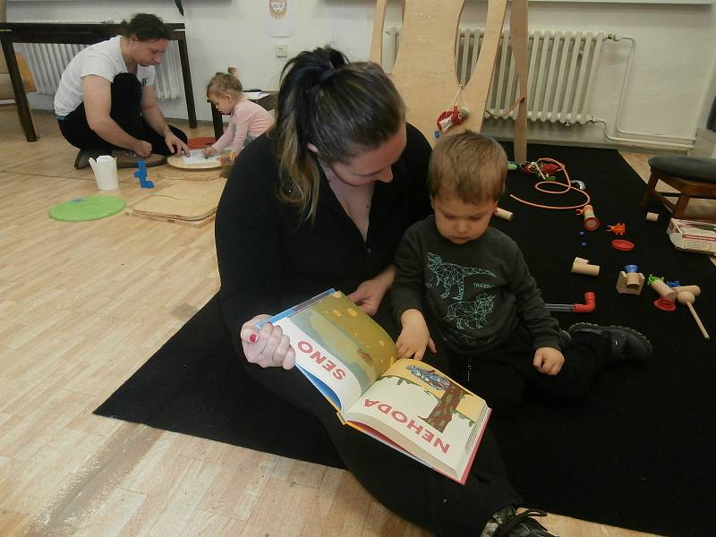 Blanenskou galerii naplnili rodiče s dětmi. Tvořivou dílnu si náležitě užili.