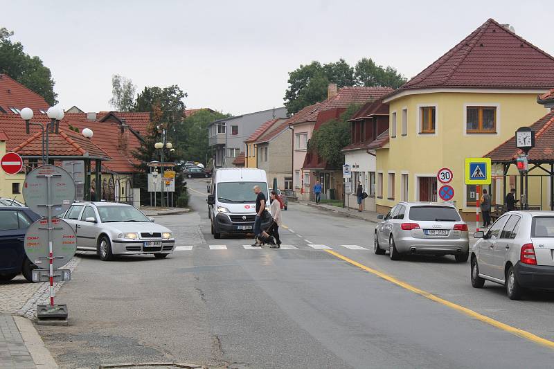 Kvůli opravovanému mostu na silnici I/43 musí řidiči jezdit přes Černou Horu.