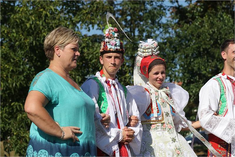 Krojovaní ve Valticích zavedli novou tradici. Navštěvují důchodce v zahradě tamní léčebně dlouhodobě nemocných.