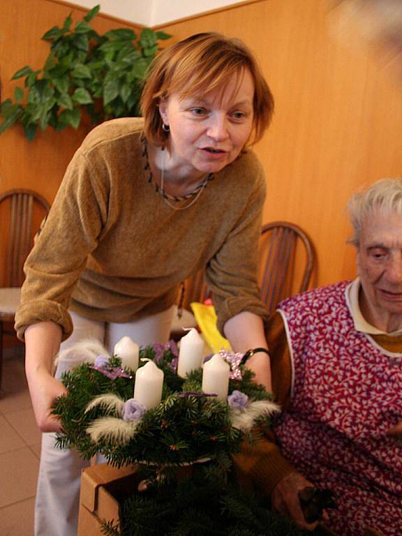 Ze spousty jehličnatých větviček vykouzlily maminky s dětmi i obyvatelky Domu s pečovatelskou službou v Blansku adventní věnce.