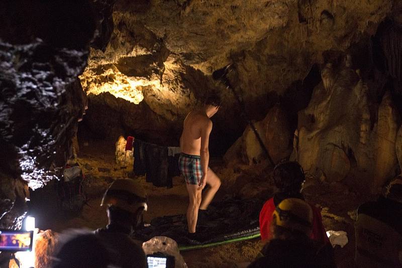 Kam motýli nelétají. Část nového filmu točili v jeskyních Moravského krasu.