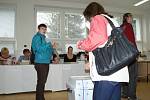 Několik volebních okrsků je v Blansku v budově střední školy v Bezručově ulici. Hned po otevření volebních místností tam proudily davy lidí.