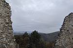 Z vrcholku hradu jde vidět na nádherné zalesněné svahy Malých Karpat, kopanice Myjavské pahorkatiny nebo pohoří Považský Inovec.