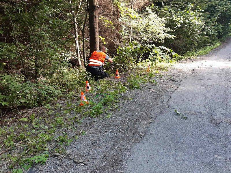 Cyklista vyjel mimo silnici a boural. Na místě zemřel.