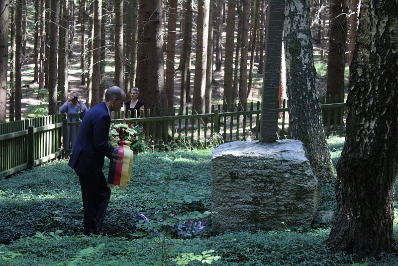 Čtyři roky budování a další tři léta zavřeno. To už neplatí. Do Památníku holokaustu Romů a Sintů na Moravě nedaleko Hodonína na Blanensku se konečně podívají turisté. Muzeum romské kultury, které památník spravuje, ho v úterý otevřelo.