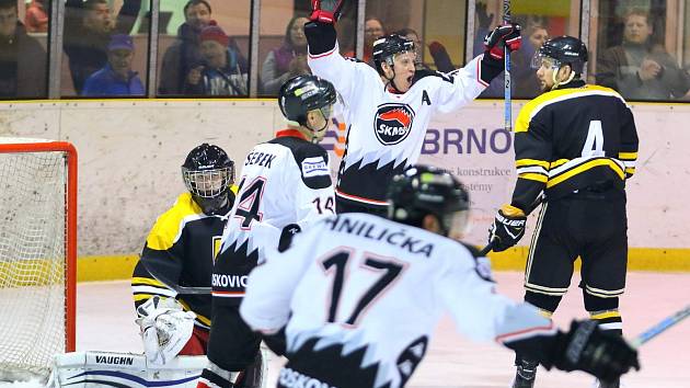Ve čtvrtfinále krajské hokejové ligy porazila Minerva Boskovice (bílé dresy) HK Kroměříž 5:4 v prodloužení a 5:1 a postupuje do semifinále soutěže.
