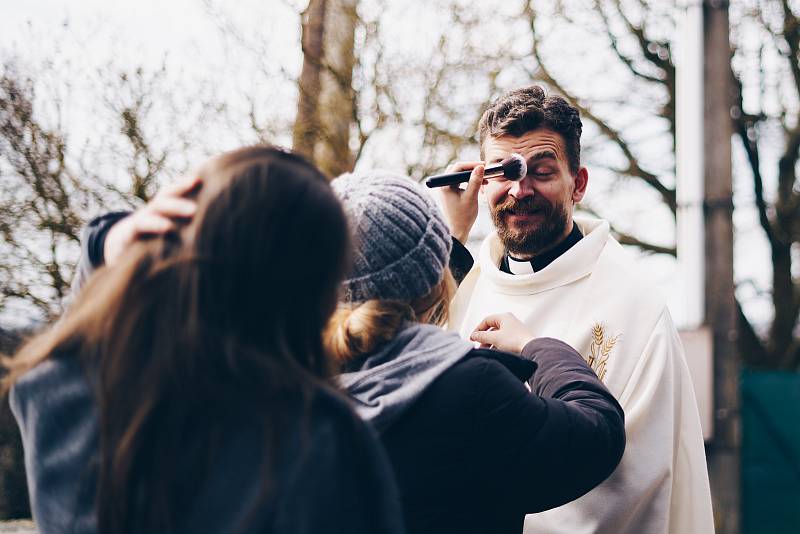 Filmový štáb studentů z FAMU a dalších uměleckých škol začal natáčet krátkometrážní snímek v obci Rozhraní na pomezí Svitavska a Blanenska. Natáčení přerušil kovid jednoho ze členů štábu. Do lokality se vrátí opět v červnu.