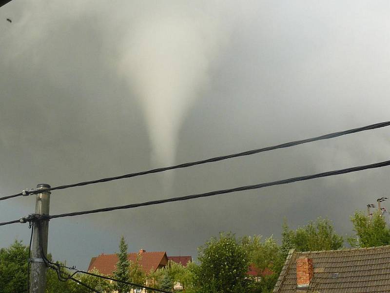 Olešnicí se prohnalo tornádo. Strhalo asi patnáct střech.