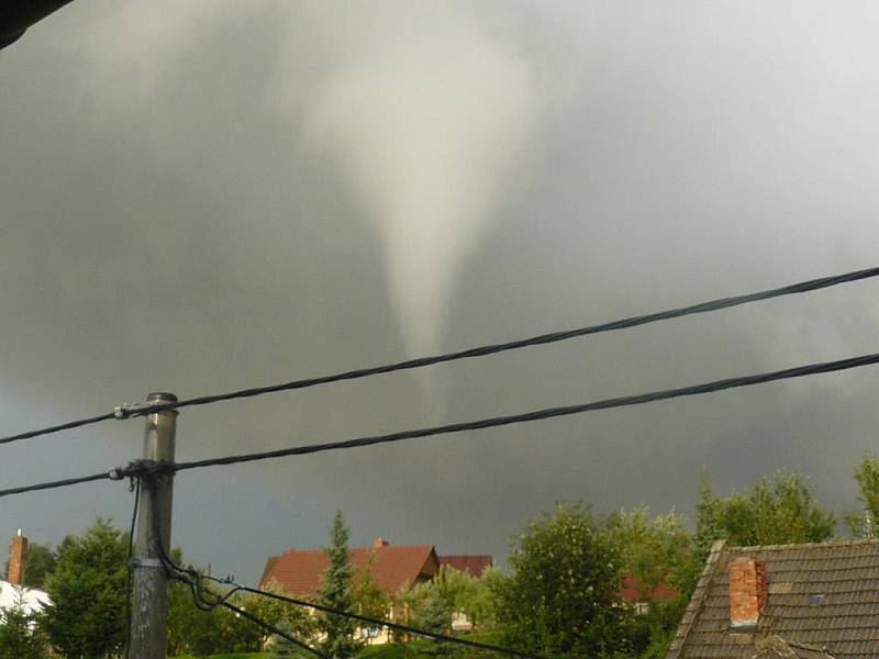 Olešnicí se prohnalo tornádo. Strhalo asi patnáct střech.