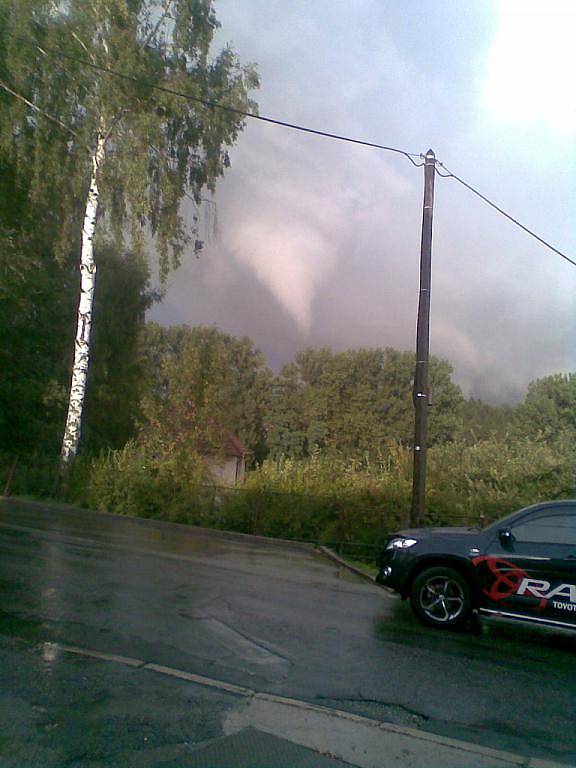 Olešnicí se prohnalo tornádo. Strhalo asi patnáct střech.