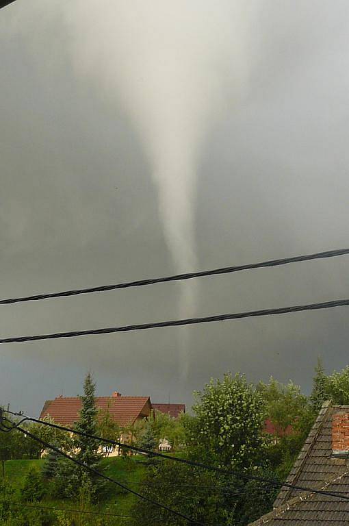 Olešnicí se prohnalo tornádo. Strhalo asi patnáct střech.