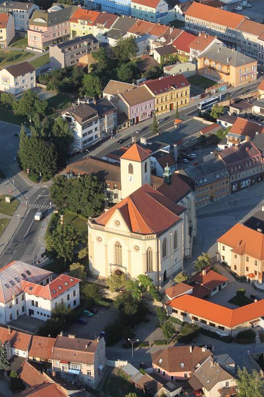 HODINA VE VZDUCHU. Posádka balonu Viktoria si v pátek vychutnala vyhlídkový let nad krajinou. Při hodinovém letu unášel vítr balon z Boskovic přes Svitávku, Sebranice a Kunštát. Přistál na louce u Rozseče nad Kunštátem. Posádka dostala šlechtické tituly.