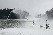 Skiareál v Olešnici využil mrazivých dnů a začal zasněžovat. U sjezdovky v nedalekém Hodoníně u Kunštátu zapojují nová čerpadla.