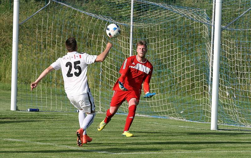 Na blanenský fotbalový  stadion přijela v sobotu Zbrojovka Brno. Domácí (v modročerveném) dostali v přátelském utkání tři branky.