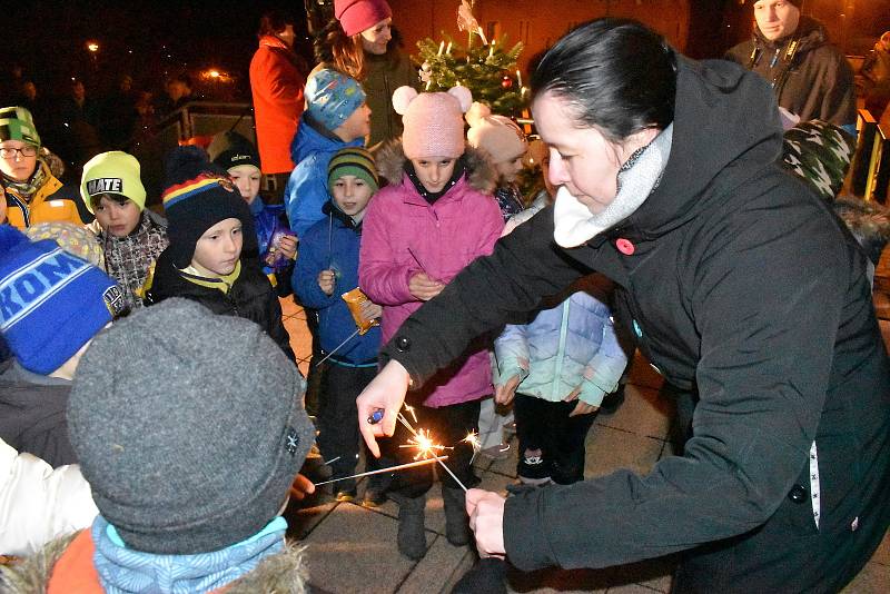 Do akce Deníku Česko zpívá koledy se pravidelně zapojují v Adamově na Blanensku. Zatím nevynechali ani jeden ročník. Ve středu večer zpívali před tamním kulturním domem školáci ze 2. a 6. B.