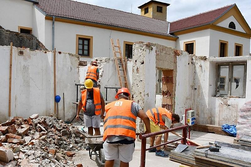 Až do příštího jara má trvat rekonstrukce budovy Zámek 3 v Blansku. Do jeho oprav se nedávnou po několikaměsíční pauze pustila nová stavební firma. Tu město vybralo až na několikátý pokus.