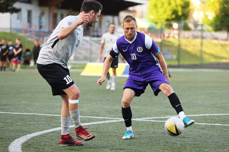 Blanensko (ve fialovém) vypadlo v play-off Superligy malého fotbalu s Mostem.