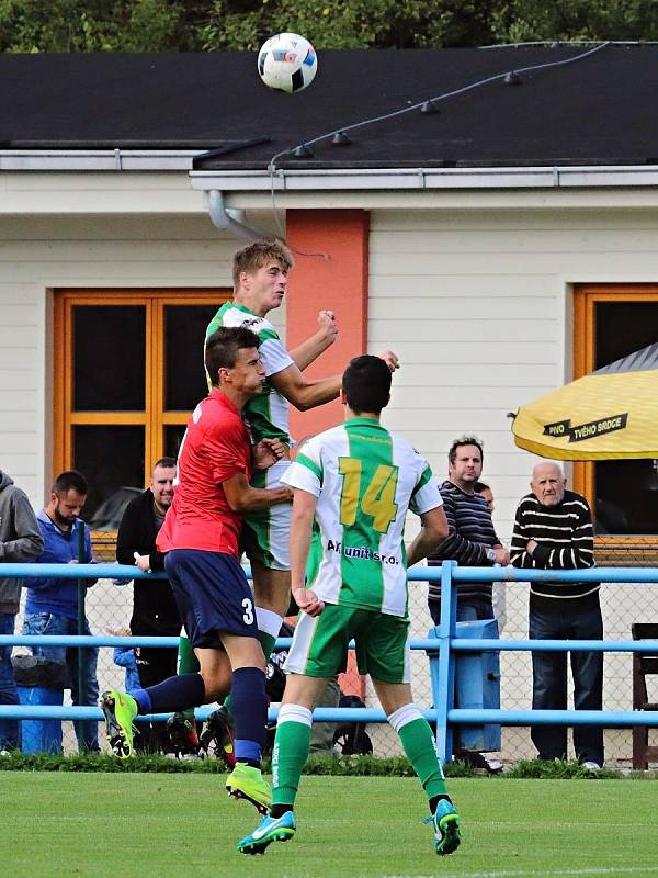 V utkání Moravskoslezské divize D remizovali fotbalisté FK Blansko (v červeném) s FC Bzenec 1:1.